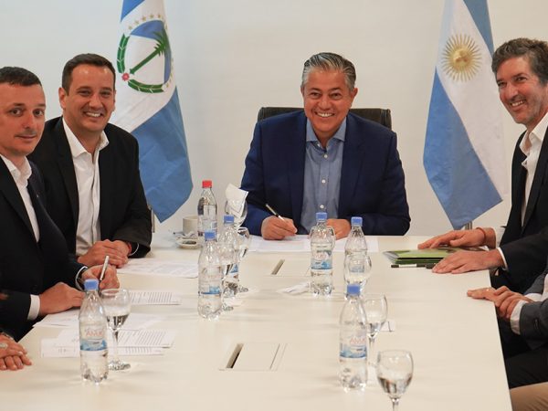 WEB-Firma-de-convenio-con-YPF-21-2