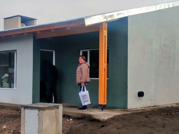 WEB Piedra del Águila entrega tres viviendas (2)1