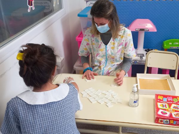 web PACIENTE EN SALA DE JUEGOS TERAPEUTICA (2)